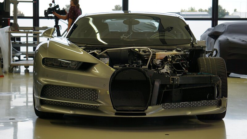 Unter der Motorhaube des Bugatti Chiron befindet sich ein 1.500 PS-starker 16-Zylinder-Motor. – Bild: BILD