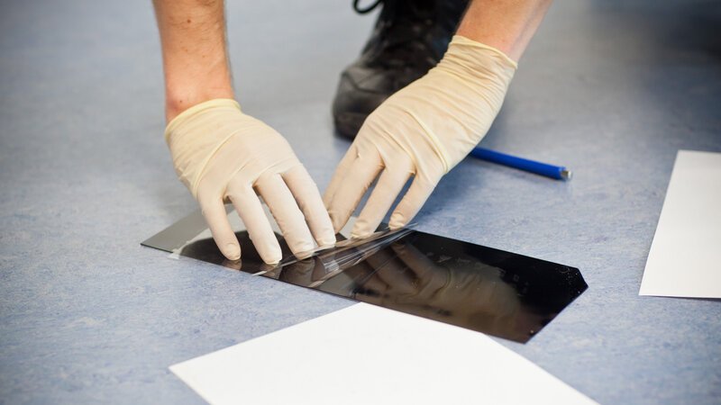 Eine wichtige Aufgabe der Tatort-Detektive ist das Sicherstellen der Beweismaterialien oder möglicher Tatwaffen. – Bild: BILD Eine wichtige Aufgabe der Tatort-Detektive ist das Sicherstellen der Beweismaterialien oder möglicher Tatwaffen. – Bild: BILD