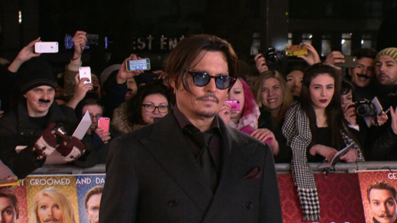 Johnny Depp – der gutaussehende Grübler. Ein Schauspieler, der bekannt ist für seine bizarren Rollen, auf und abseits der Leinwand. – Bild: BILD