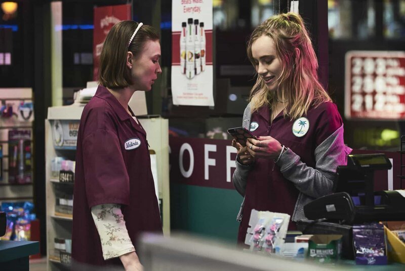 L-R: Melinda (Tilda Cobham-Hervey) und Sheila (Suki Waterhouse). – Bild: 2019 Plume the Movie, LLC Lizenzbild frei L-R: Melinda (Tilda Cobham-Hervey) und Sheila (Suki Waterhouse). – Bild: 2019 Plume the Movie, LLC Lizenzbild frei