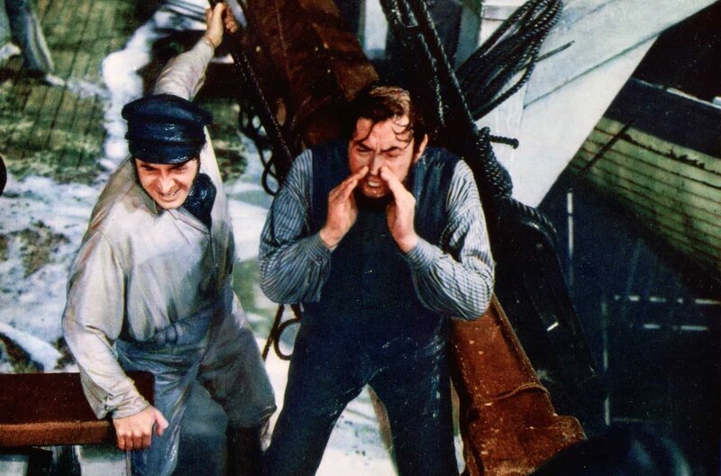 Widerstand gegen das wahnhafte Treiben Ahabs (Gregory Peck, re.) regt sich nur beim besonnenen ersten Offizier Starbuck (Leo Genn, li.), der allerdings bald erkennen muss, dass er nicht mit Unterstützung rechnen kann. – Bild: 2023 Metro-Goldwyn-Mayer Studios Inc./​All rights reserved /​ © 2023 Metro-Goldwyn-Mayer Studios Inc./​All rights reserved