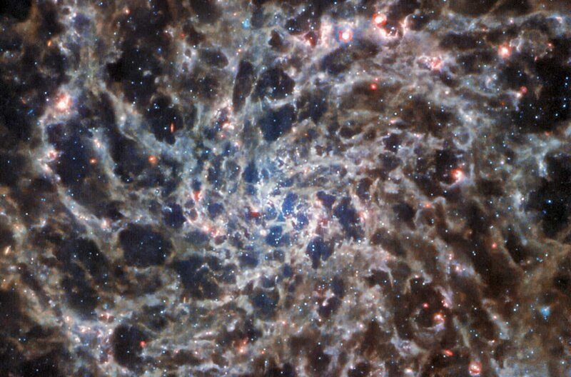 Faszination Weltraum: eine Aufnahme der Spiralgalaxie IC 5332 mit dem James-Webb-Weltraumteleskop – Bild: ARTE F /​ © NASA /​ © NASA