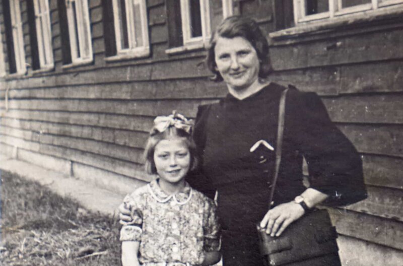 Shulamit Zakay mit ihrer Mutter im DP-Camp Eichstätt um 1947. – Bild: SWR/​privat