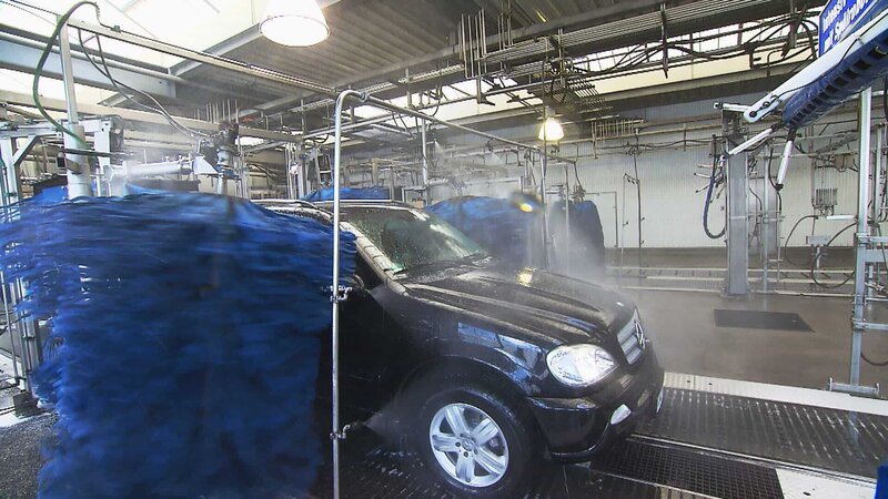 Bildunterschrift: Täglich wird in dieser Autowaschanlage so viel Strom und Wasser verbraucht, wie in zwei Durchschnittshaushalten pro Jahr. – Bild: N24 Doku