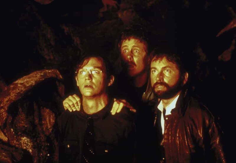 Plötzlich stehen Bill (Richard Thomas, l.), Richie (Dennis Christopher, M.) und Ben (John Ritter, r.) Pennywise gegenüber. – Bild: Warner Bros. Lizenzbild frei