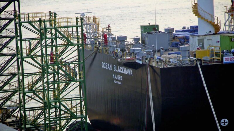 Bildunterschrift: Die Ocean Blackhawk ist ein 230 Meter langes Bohrschiff, dass selbst in tiefste Gewässer vorstoßen kann: Ausgehend vom Meeresboden in etwa drei Kilometern Tiefe, kann das Schiff acht Kilometer weit ins Gestein bohren. – Bild: WELT