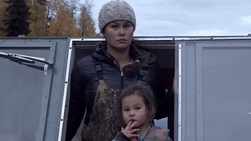 Courtney Agnes slows the boat when she thinks she has spotted a good hunting spot, while her daughter Carrie Agnes chews on her finger nails. – Bild: Discovery Channel /​ Photobank 35345_ep601_008.jpg /​ Discovery Communications