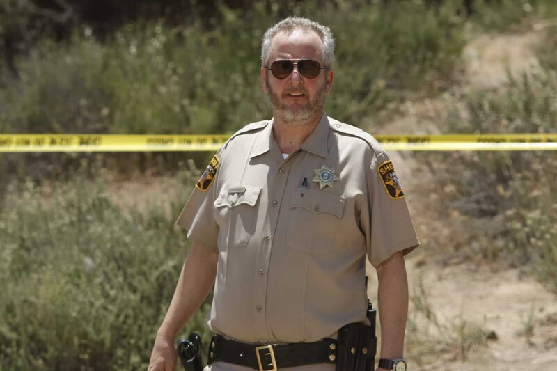 Ein UFO sorgt für Aufsehen in Nevada und auch der Sheriff (Daniel Stern) erlebt ein paar spannende Momente … – Bild: USA Network /​ Peter „Hopper“ Stone Lizenzbild frei