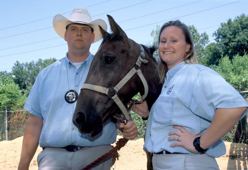 L – R: Agents Charles Jantzen and Sheila Kennedy at the Houston SPCA horse barn. – Bild: Animal Planet