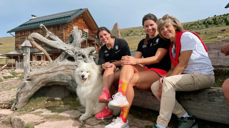 Moderatorin Annette Krause (r.) mit den italienischen Skirennläuferinnen Nicol und Nadia Delago auf der Raschötz-Schutzhütte – Bild: HR/​SWR