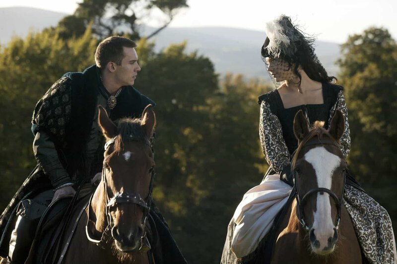 Die Scheidung ist noch immer nicht vollzogen und Anne Boleyn (Natalie Dormer, r.) wird immer ungeduldiger. Da übergibt sie Henry (Jonathan Rhys Meyers, l.) ein geheimes Buch. Kurze Zeit später enthebt der Monarch Kardinal Wolsey all seiner Ämter … – Bild: AXN White