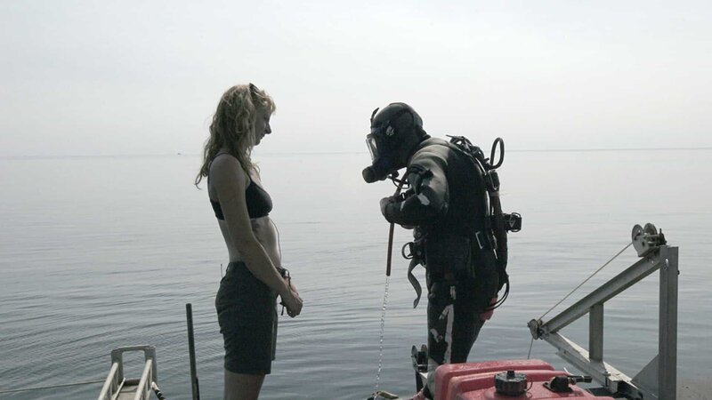 Emily Riedel watches Daryl Galipeau as he readies himself for a dive. – Bild: Discovery Channel /​ Photobank 36840_ep907_008 /​ Discovery Communications, LLC