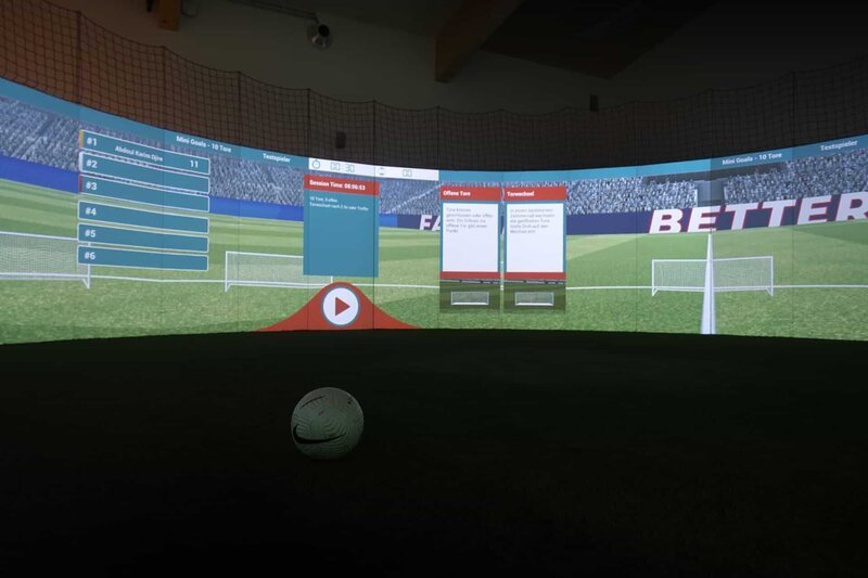 Der „Soccer Bot“: eine 360-Grad Videoleinwand. Hier können Spielsituationen abgebildet werden, auf die mit echten Pässen auf die Leinwand reagiert wird. – Bild: ServusTV /​ Bilderfest
