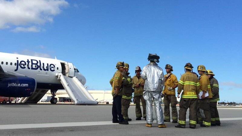Nach einem Triebwerksschaden in der Luft muss JetBlue-Flug 1416 auf dem Startflughafen in Long Beach, Kalifornien, notlanden. – Bild: N24 Doku