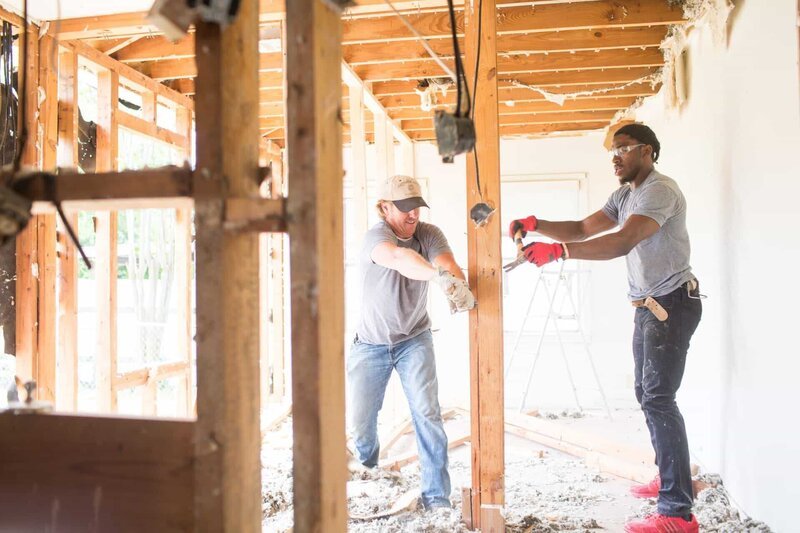 Chip (l.) und Football-Legende Robert Griffin III (r.) sind die Männer fürs Grobe und geben alles, um den Grahams einen Wohntraum zu erfüllen … – Bild: 2016, HGTV/​Scripps Networks, LLC. All Rights Reserved. /​ Rachel Whyte Lizenzbild frei