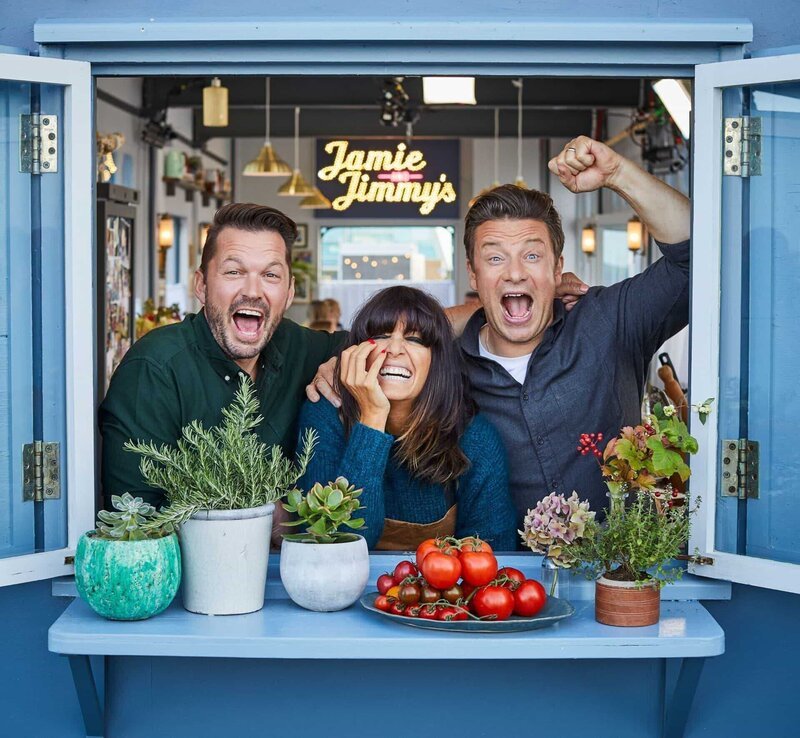 Jimmy Doherty, Claudia Winkleman und Jamie Oliver (r.) – Bild: RTL /​ (c) Jamie Oliver Productions