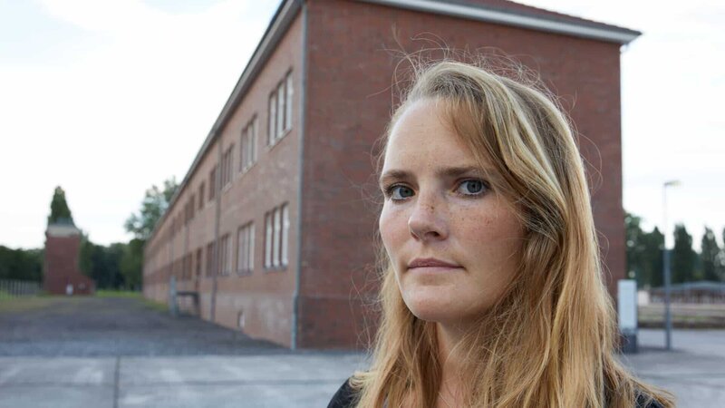 Maria Holzgrewe auf dem Appellplatz des ehemaligen KZ Neuengamme. Ihr Urgroßvater Wilhelm Dreimann war dort Rapportführer und für seinen besonders sadistischen Umgang mit Häftlingen bekannt. – Bild: ZDF und Thomas Bresinsky./​Thomas Bresinsky