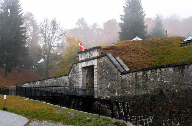 Ein Elektrofestival im Fort von Tamié in Savoie ist der letzte Ort, an dem sowohl Jean-Christophe als auch Ahmed gesehen wurden. – Bild: ARTE F /​ © Nord Ouest Documentaires /​ © Nord Ouest Documentaires