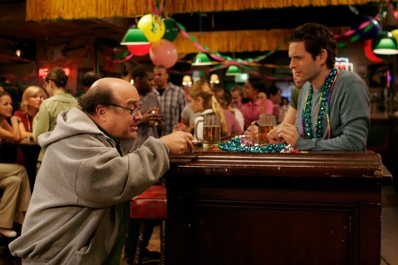 Frank (Danny DeVito, l.) treibt es auf die Spitze und will auch das Glücksspiel im Pub ermöglichen. Mit allen Konsequenzen … – Bild: Paramount