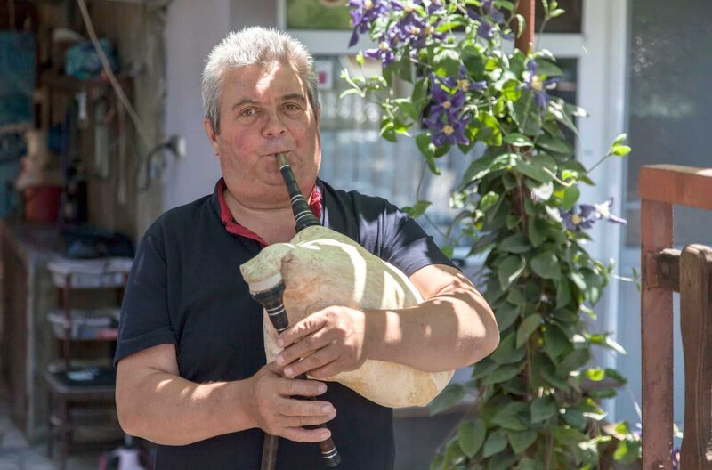 Georgi spielt den in der Region typischen Dudelsack. – Bild: MDR/Thomas Henk Henkel Georgi spielt den in der Region typischen Dudelsack. – Bild: MDR/Thomas Henk Henkel