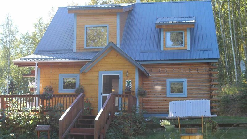 Exterior, front door of house with steps, tongue and groove siding with blue metal roof, Michael Doty, Casey Doty, Violet Drive House, Fairbanks, Alaska, Great American Country, GAC – Bild: 2016,Great American Country/​Scripps Networks, LLC. All Rights Reserved