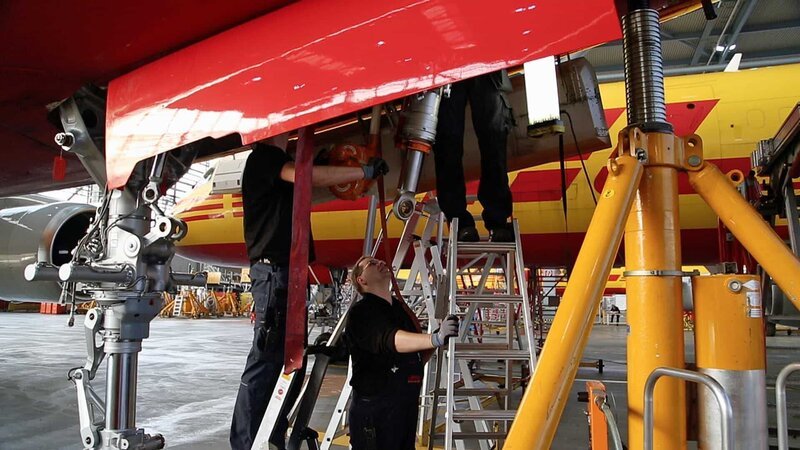 Flugzeugmechaniker checken im Wettlauf mit der Zeit die Maschinen – und tauschen im Bedarfsfall Bauteile aus. Denn für das enge Zeitfenster in der Nacht darf nichts das „Logistik-Ballett“ behindern. – Bild: N24 Doku Flugzeugmechaniker checken im Wettlauf mit der Zeit die Maschinen – und tauschen im Bedarfsfall Bauteile aus. Denn für das enge Zeitfenster in der Nacht darf nichts das „Logistik-Ballett“ behindern. – Bild: N24 Doku