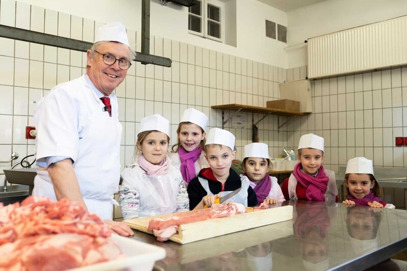 Bei Hans Moßhammer lernen die Kinder die Zubereitung der traditionellen Maria Plainer Bratwurst – Bild: ServusTV /​ DEGNfilm