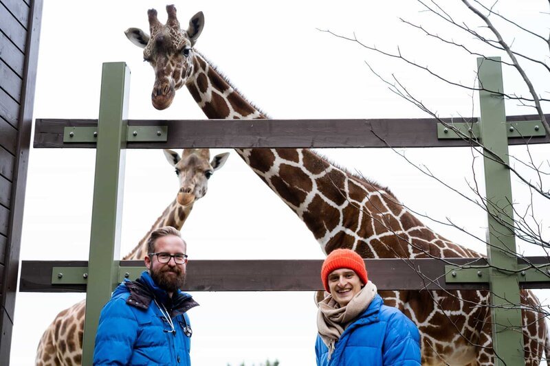 Im Augsburger Zoo findet Checker Julian unter anderem heraus, wie oft das Herz einer Giraffe schlägt. Links: Zootierarzt Markus. – Bild: BR/​megaherz gmbh/​Hans-Florian Hopfner