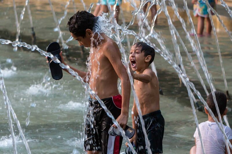 Spanien leidet unter einer Hitzewelle mit Temperaturen um die 40 Grad. Um der Sommerhitze zu trotzen, gehen die Menschen am 6. August 2018 in Madrid, Spanien, in den „Madrid Río“, einen grünen Oasenpark im Betondschungel der Stadt. – Bild: Anadolu Agency /​ Copyright: Voltage TV /​ Anadolu /​ © Getty Images /​ Alvaro Hurtado