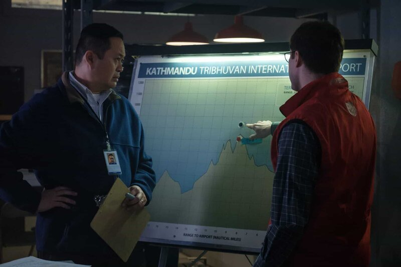 A Nepalese investigator (played by Leon Aureus) and Andrew Robinson (played by Philip Graeme) map out the trajectory of Pakistan International Airlines Flight 268’s stepped descent over the Himalayan mountains that led to the tragic accident. (Cineflix 2019/​Darren Goldstein) – Bild: Darren Goldstein /​ Cineflix 2018/​Darren Goldstein /​ Cineflix 2018