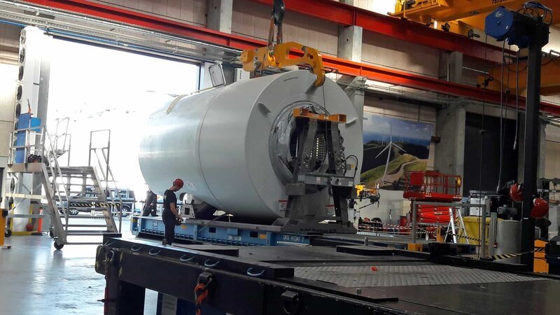 Im dänischen Brande entsteht das Maschinenhaus des Windrades, in dem später der Generator sitzt. – Bild: N24 Doku