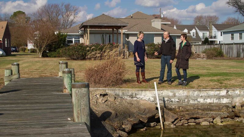 Real estate agent Sarah Marchese shows homebuyers Josh and Jamie the large backyard and private dock at the Chesapeake Bay House, as seen on HGTV’s Beach Hunters. – Bild: 2018, Scripps Networks, LLC. All Rights Reserved.