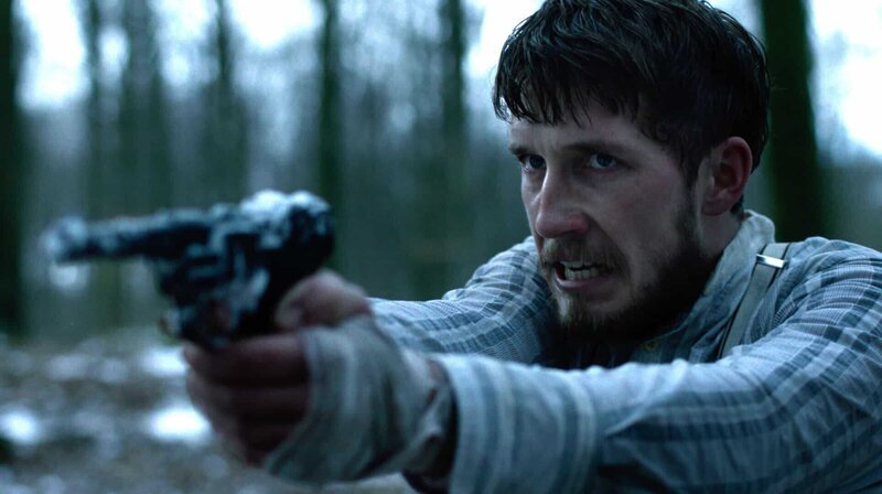 Esben (Sebastian Jessen) mit Pistole – Bild: NDR/​Tamtam Film