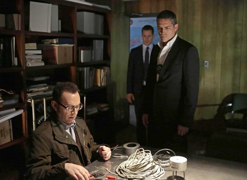 (v.l.): Finch (Michael Emerson), Agent Alan Fahey (Luke MacFarlane) und Reese (Jim Caviezel) – Bild: PLURIMEDIA (Warner Bros)