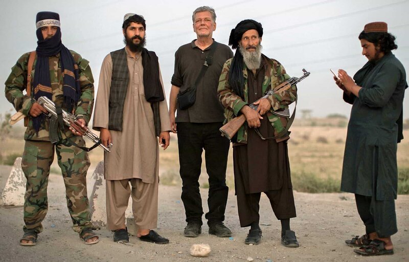 Kurz hinter dem Grenzübergang Termez, der Afghanistan und Usbekistan verbindet, betreiben Taliban auf der Straße nach Masar-i-Scharif einen Check Point. Sie bestehen auf ein Foto mit WELT-Korrespondent Alfred Hackensberger bevor das Welt-Team weiter reisen darf. – Bild: N24 Doku