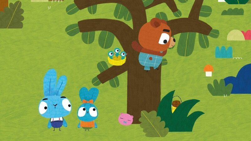Im Wald treffen Bop (li.) und Boo (mi.) auf Barry (re.), den kleinen Bären, der ganz unglücklich ist, weil er den Topf mit Honif verloren hat. Die Brave Bunnies helfen ihm bei der Suche im Wald. – Bild: 2020 publishing house Glowberry Books LLC