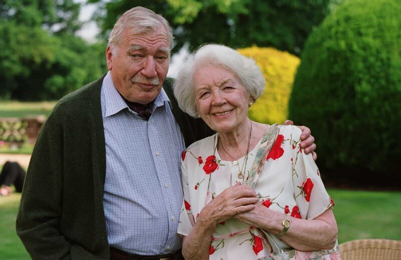William Smithers (Nigel Davenport) erlebt mit Alice Bly (Phyllis Calvert) einen späten Frühling in der Seniorenresidenz. – Bild: ZDF und All3Media