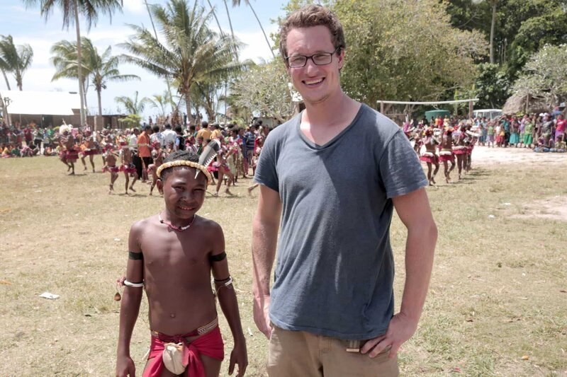 Will Millard with group of young dancers during Independence Day celebrations on Kiriwina, Papua New Guinea – Bild: Spiegel TV