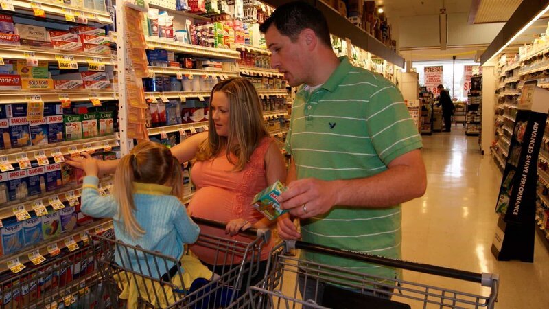 Scott shopping with wife Amy and daughter Ashley. – Bild: Discovery Communications Inc.