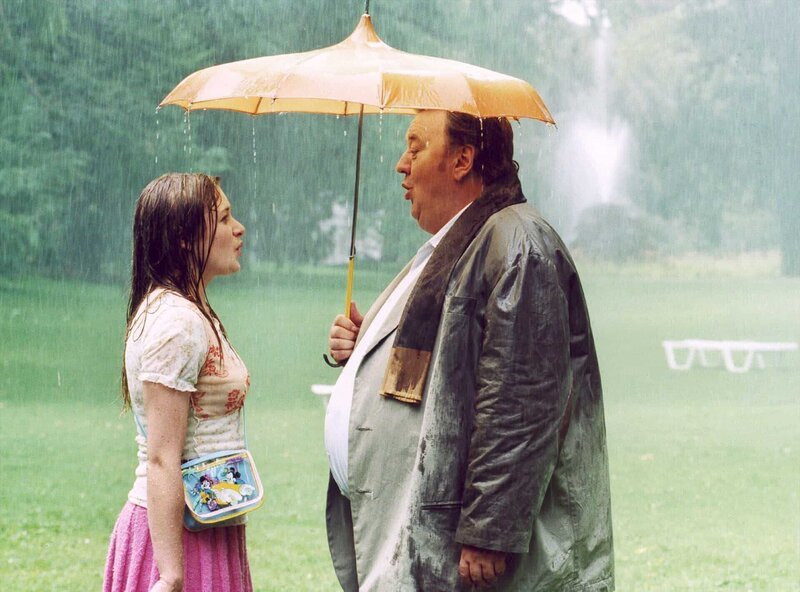 Regen hin oder her, Laura (Julia Jentsch) hat Bloch (Dieter Pfaff) dazu gebracht, mitten im Park mit ihr Kanons zu singen. – Bild: SWR/​Krause-Burberg
