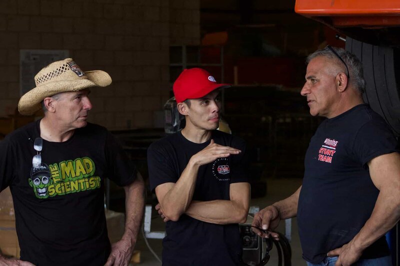 Farmtruck, Azn und Sammy Maloof besprechen Reparaturen an der Achse von The Farmbird, während sie auf die Ankunft von Aaron Kaufman von Fast N’ Loud warten. – Bild: Discovery Communications