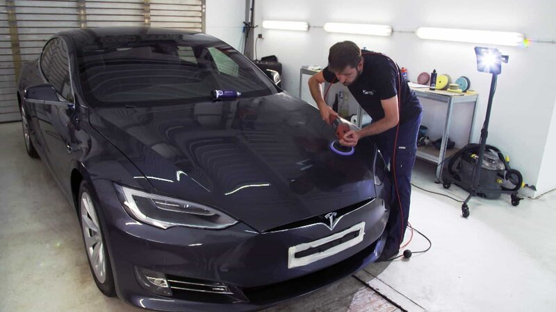 Bildunterschrift: Wer einen exquisiten Service braucht, kommt in der „Fahrzeugpflege Melkus“ in Dresden voll auf seine Kosten: Für die Reinigung eines Autos nehmen sich Mitarbeiter bis zu zwei Stunden Zeit. – Bild: N24 Doku Bildunterschrift: Wer einen exquisiten Service braucht, kommt in der „Fahrzeugpflege Melkus“ in Dresden voll auf seine Kosten: Für die Reinigung eines Autos nehmen sich Mitarbeiter bis zu zwei Stunden Zeit. – Bild: N24 Doku