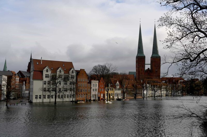 Das Wasser der Trave hat Gebiete der Altstadt an der Obertrave überflutet. An der Ostseeküste wird eine Sturmflut erwartet. – Bild: picture alliance /​ Voltage TV /​ picture alliance /​ Getty Images