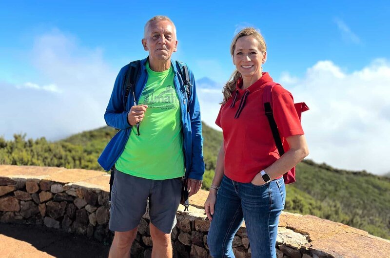 Tamina Kallert und der Wanderführer Chris Eihusen erkunden gemeinsam den Nationalpark Garajonay auf La Gomera. – Bild: WDR/​Antje Wunsch-Baumgarten