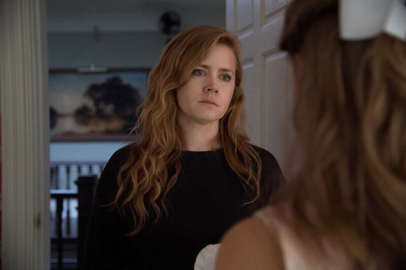 Camille Preaker (Amy Adams) – Bild: Die Verwendung ist nur bei redak /​ HBO /​ © Home Box Office, Inc. All rights reserved. HBO® and all related programs are the property of Home Box Office, Inc.