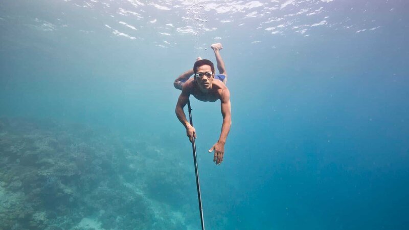Lauda – a Bajau fisherman swims towards camera. Lauda can hold his breath for nearly five minutes and dive down to depths of 45ft. – Bild: Indus Films Ltd 2015