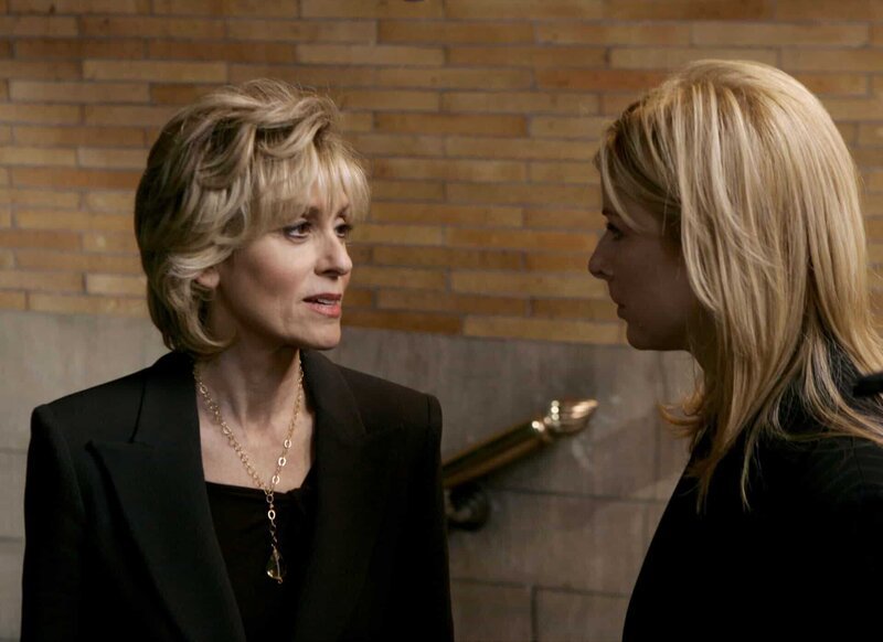 (l-r) Judith Light as Donnelly, Diane Neal as Asst. D.A. Casey Novak – Bild: 2005 Will Hart ©2005 Universal Network Television ©13TH STREET Photocredit Mandatory, Editorial Use Only, NO archive, NO Resale