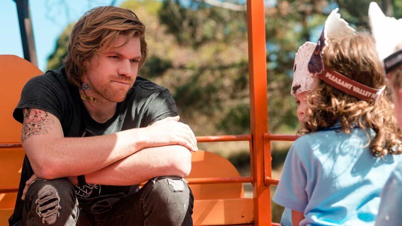 Dave (Alexander England) begleitet die Kindergartengruppe bei einem Tagesausflug in einen Streichelzoo – Bild: RTL Zwei Dave (Alexander England) begleitet die Kindergartengruppe bei einem Tagesausflug in einen Streichelzoo – Bild: RTL Zwei