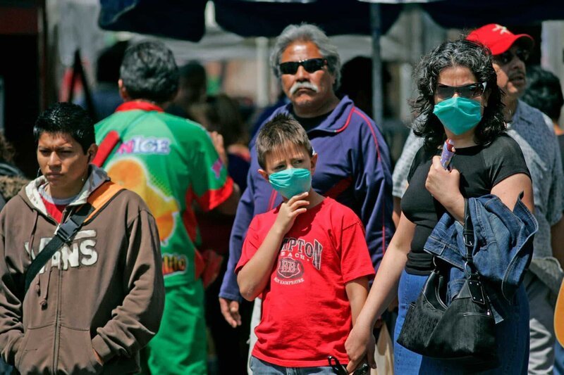 TIJUANA, MEXICO – APRIL 25: Pedestrians wear surgical masks along Constitution Avenue April 25, 2009 in Tijuana, Mexico. The World Health Organization (WHO) warned countries around the world on Saturday to be on alert for any unusual flu outbreaks after a unique new swine flu virus implicated in possibly at least 60 human deaths in North America. (Photo by Sandy Huffaker/​Getty Images) – Bild: Sandy Huffaker /​ Copyright: Voltage TV /​ Getty Images South America /​ © Getty Images