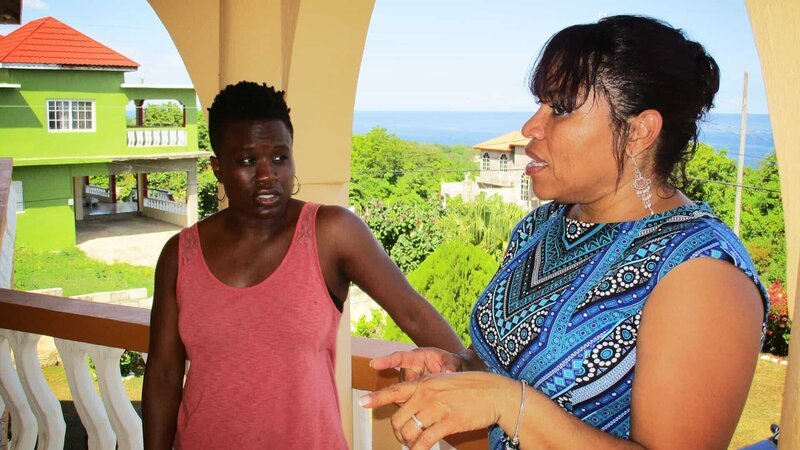 Die Schwestern Shauna und Tamika suchen ein Haus in Jamaika, der Heimat ihrer Familie. Alle fünf Familienmitglieder haben Wünsche an das neue Zuhause. Ihre Mutter wünscht sich einen Meerblick, der Vater einen Obstgarten. Tamika will in ein bezugsfertiges Haus ziehen, Shauna möchte renovieren. – Bild: HGTV